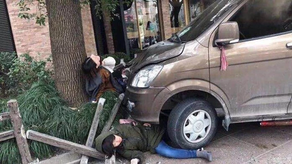 Προσοχή σκληρές εικόνες! Αυτοκίνητο τραυμάτισε 18 άτομα
